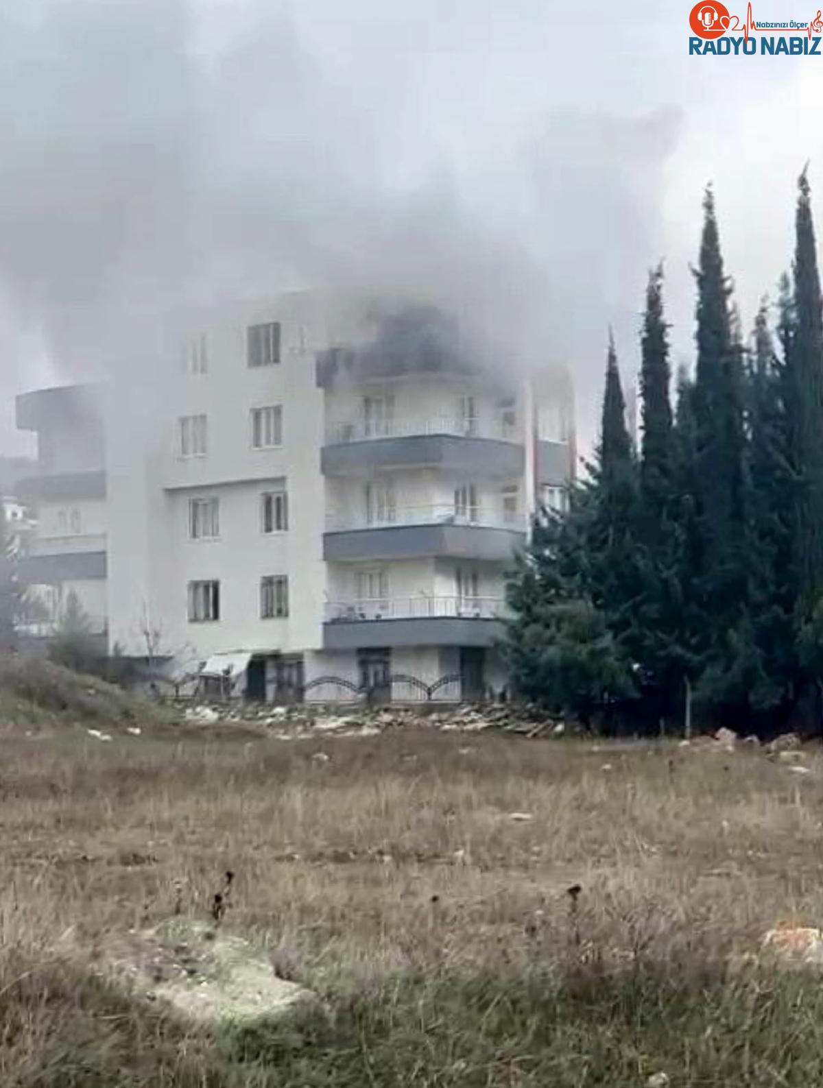 Adıyaman’da bir binanın çatısında çıkan yangın denetim altına alındı