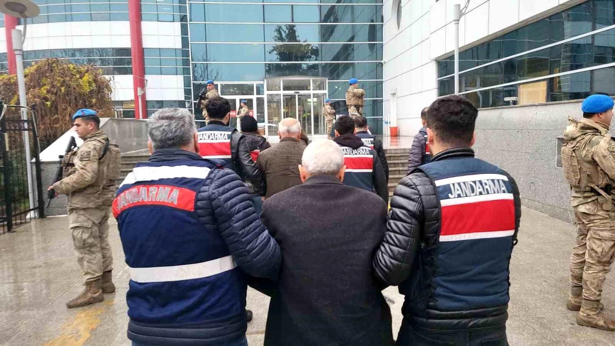 Adıyaman’da PKK/KCK Silahlı Terör Örgütü’ne yönelik operasyonlar kapsamında gözaltına alınanlar adliyeye sevk edildi