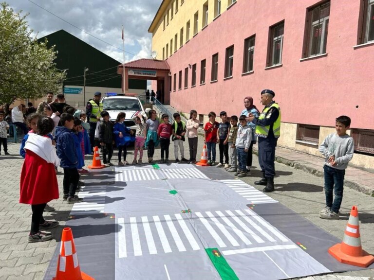 Ağrı’da Trafik Denetimleri ve Eğitim Faaliyetleri Devam Ediyor