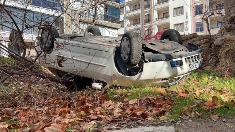 Aksaray’da Gaz Pedalı Takılan Otomobil Kontrolden Çıkarak Bahçeye Takla Attı