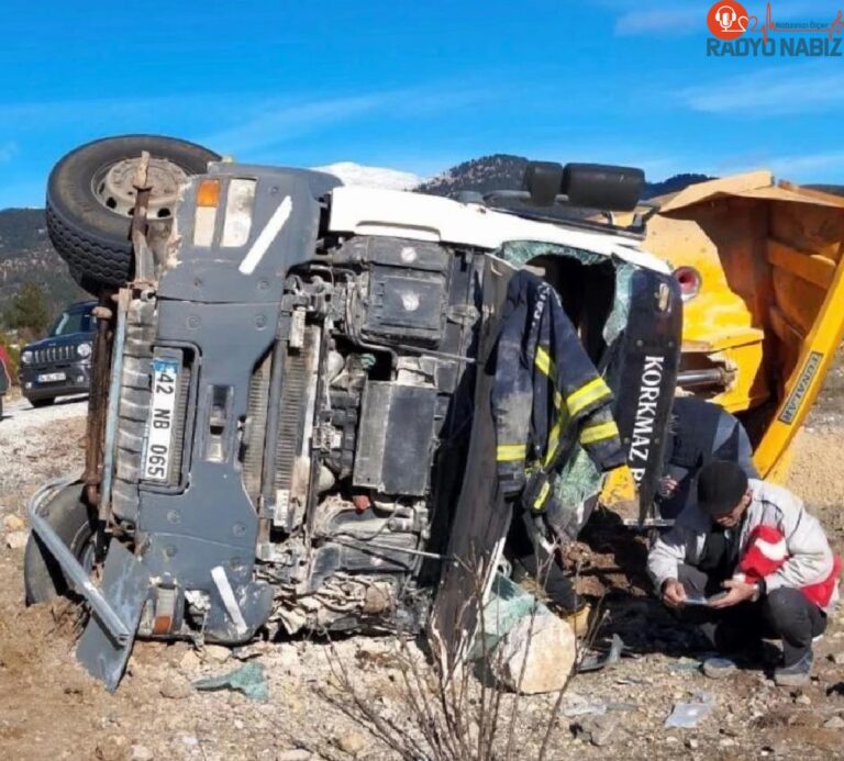 Akseki’de kum yüklü kamyon şarampole devrildi, 1 kişi yaralandı