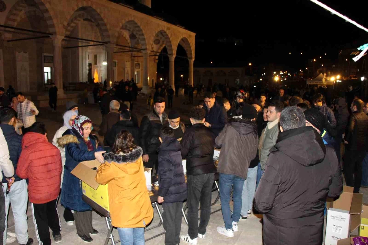 Amasya’da lise öğrencileri Regaip Kandili dolayısıyla helva dağıttı