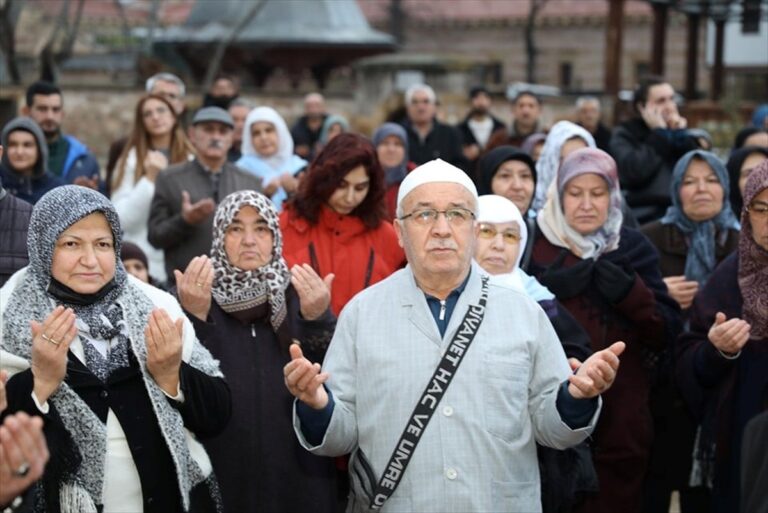 Amasya’nın Merzifon ilçesinden umreye gidecek kafile dualarla uğurlandı