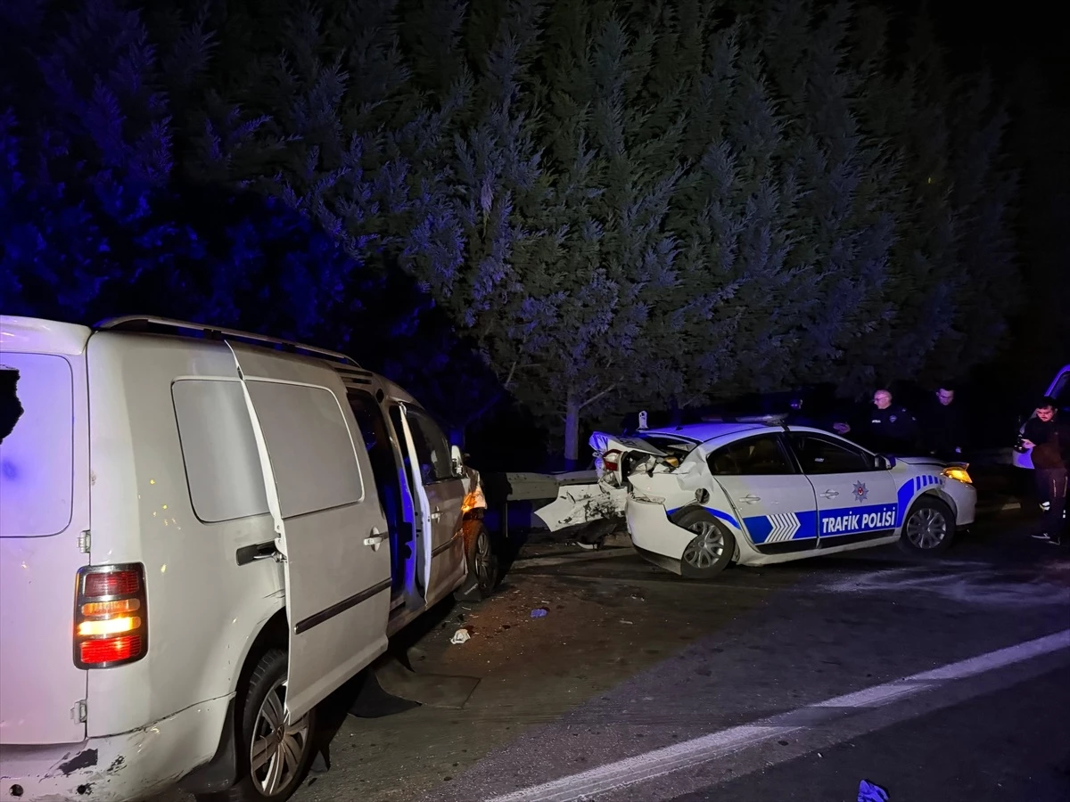 Anadolu Otoyolu’nda düzensiz göçmen taşıyan araç polis araçlarına çarptı: 4 polis 18 kişi yaralandı