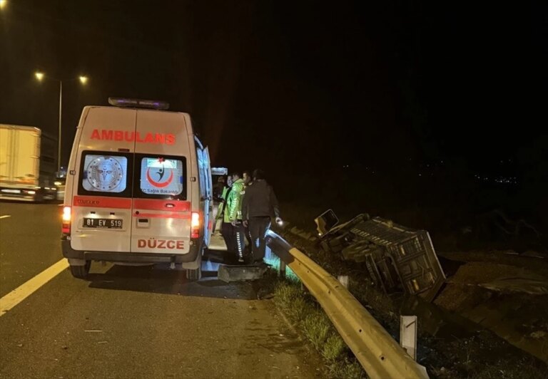 Anadolu Otoyolu’nda tır şarampole devrildi, 1 kişi yaralandı