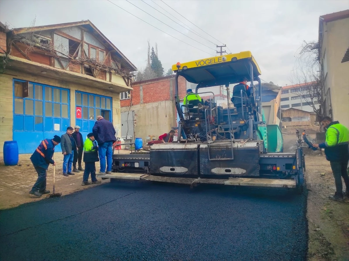 Ankara’nın Nallıhan ilçesinde sanayi sitesinin ara yollarına asfalt serilmeye başlandı