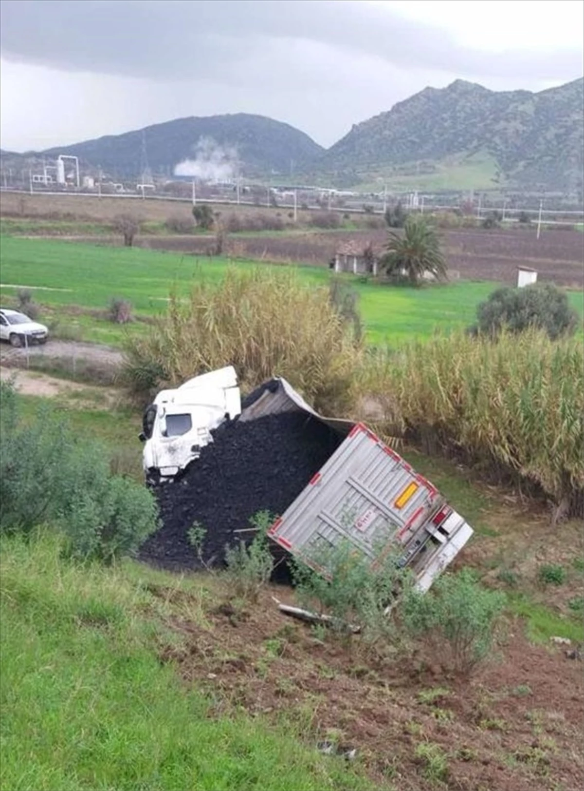 Aydın’da kömür yüklü tır şarampole devrildi, sürücü yaralandı