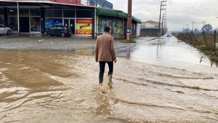 Aydın’da Sağanak Yağış Sonrası Sokaklar Göle Döndü