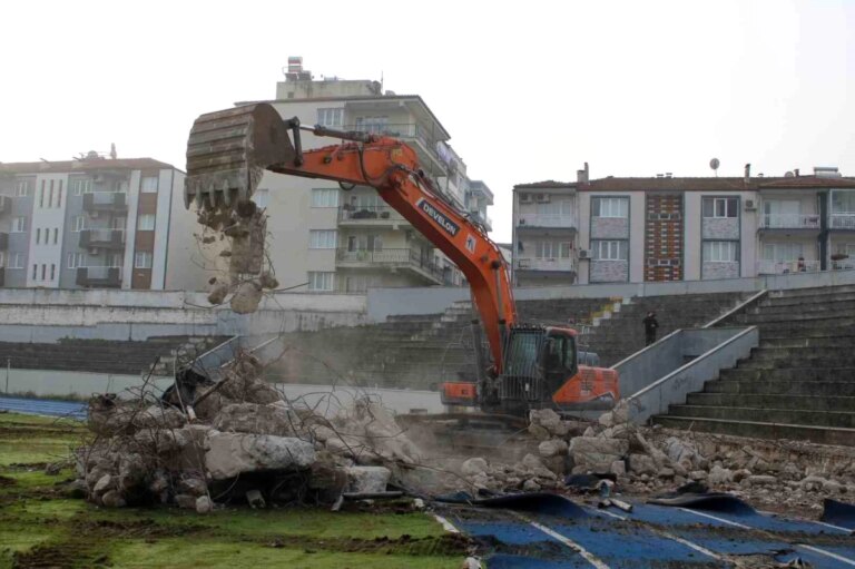 Aydın’ın 73 yıllık sembol stadyumu yıkıma başladı