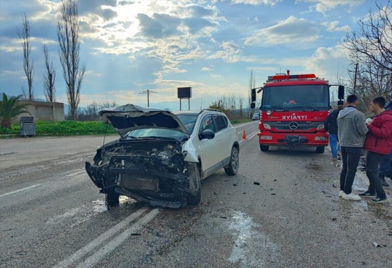 Aydın’ın Bozdoğan ilçesinde otomobil çarpışması: 4 yaralı