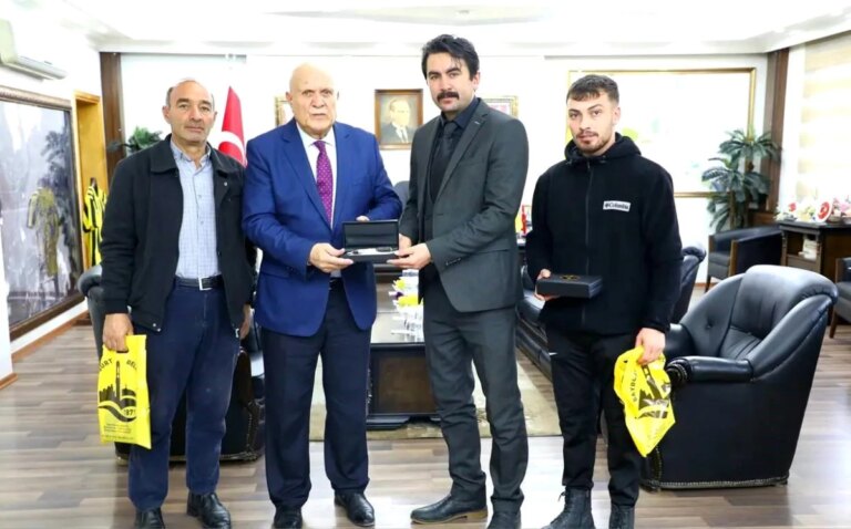 Bayburt Belediye Başkanı Hükmü Pekmezci, Bayburt Atlı Spor Kulübü sporcusunu kabul etti