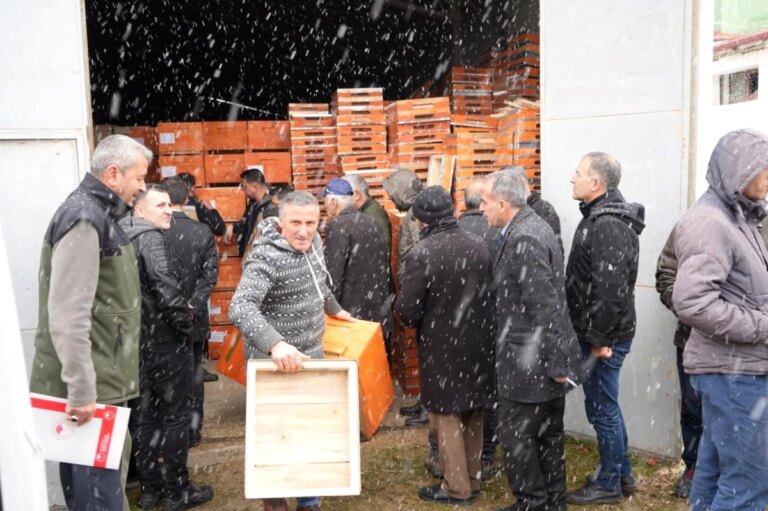 Bayburt’ta Arı Ürünleri Üretim Projesi kapsamında 227 üreticiye kovan ve ekipman dağıtıldı