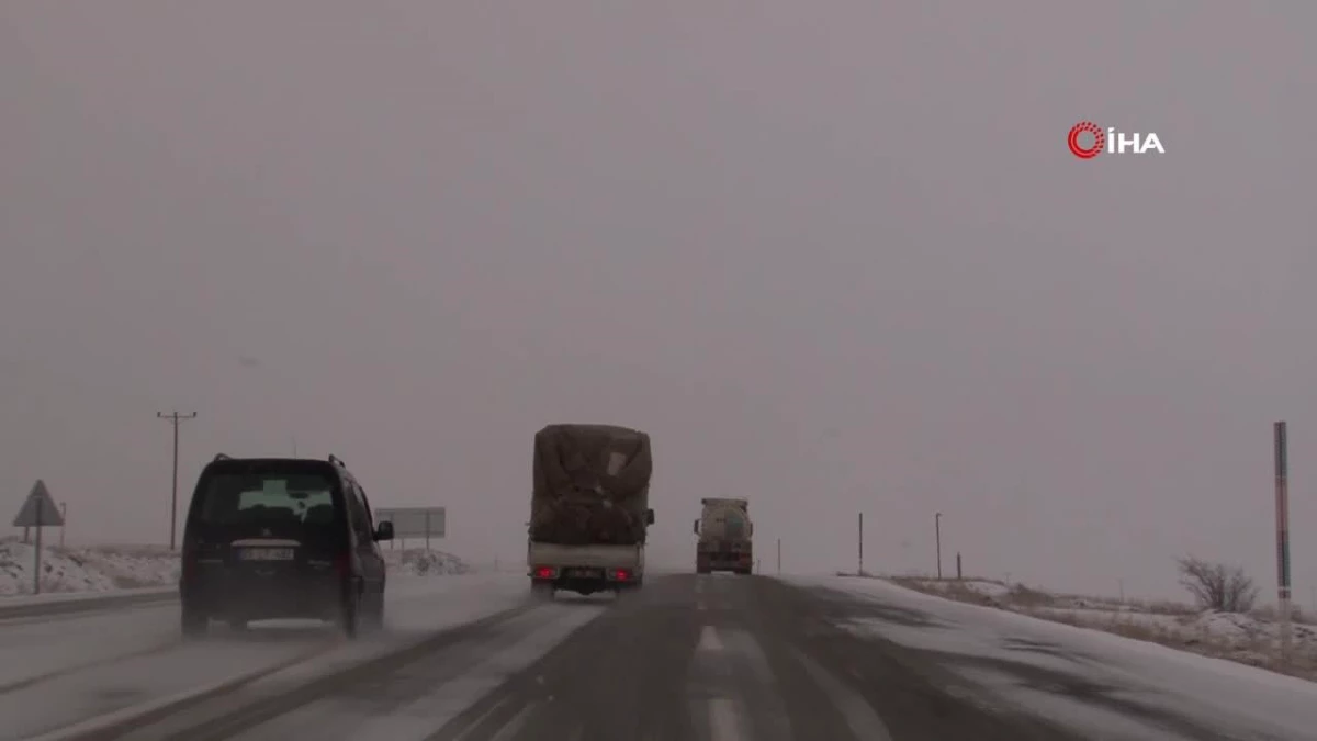 Bayburt’ta karayolları takımlarından ağır kar mesaisi