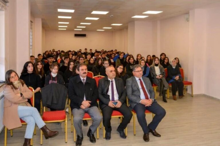 Bilecik Ertuğrulgazi Lisesi Öğrencilerine ‘Üniversiteli Olmak’ Konulu Seminer Verildi