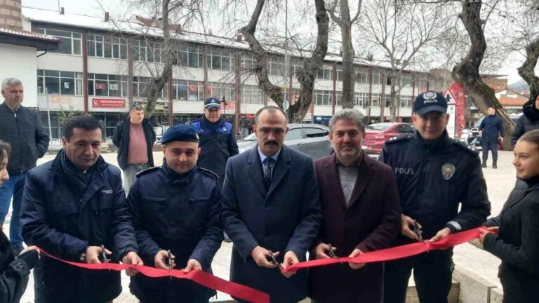 Bilecik’in Gölpazarı Kaymakamı resim sergisi açılışına katıldı