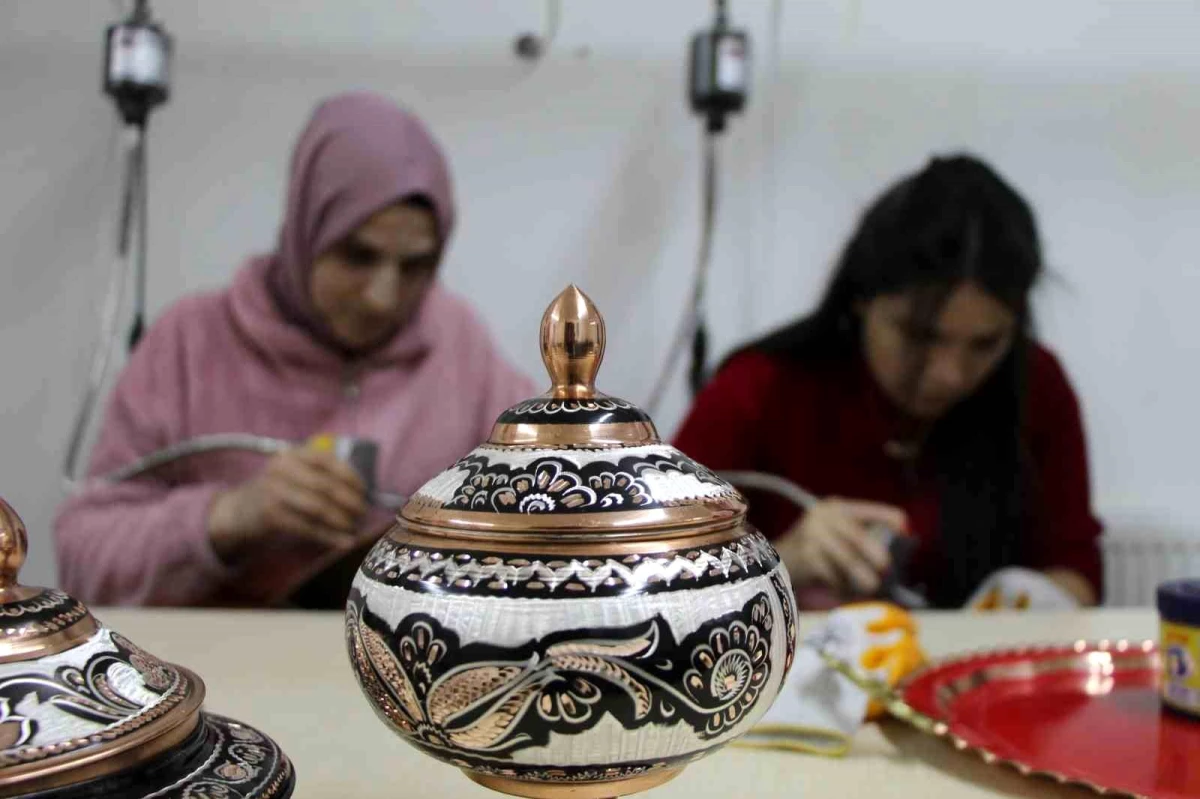 Bingöl’de Kadınlar Bakır İşleme Kursunda Hem Mesleklerini Yaşatıyor Hem de Ev Ekonomilerine Katkı Sağlıyor