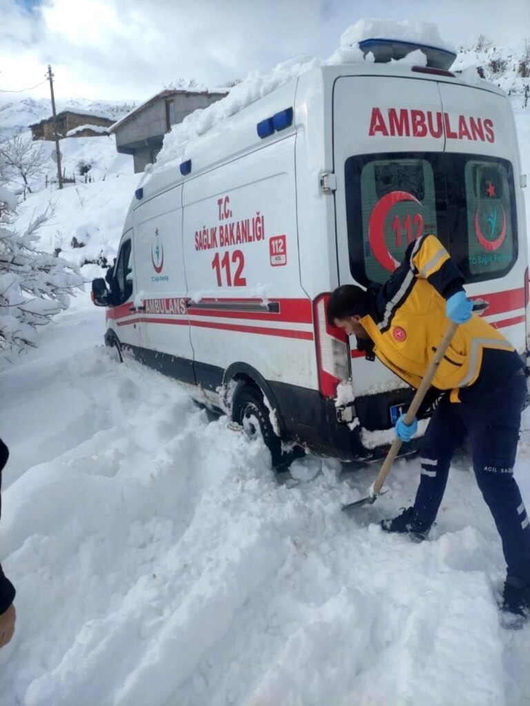 Bitlis’te Ambulans Karla Saplandı