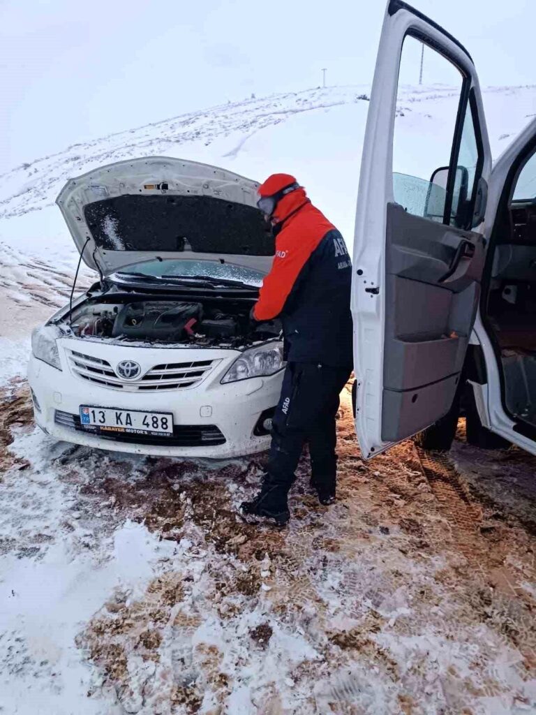 Bitlis’te Kaybolan Öğrenci Kar ve Tipi Nedeniyle Mahsur Kaldı