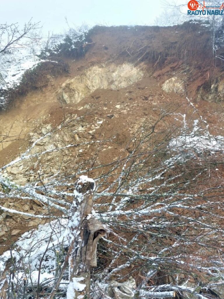 Bolu Mudurnu’da meydana gelen heyelan sonucu yol ulaşıma açıldı