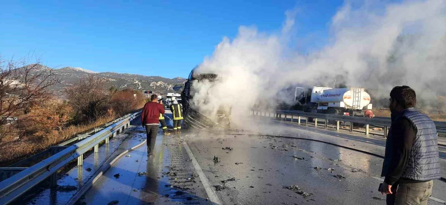 Burdur-Antalya Karayolunda Tır Yanarak Kullanılamaz Hale Geldi