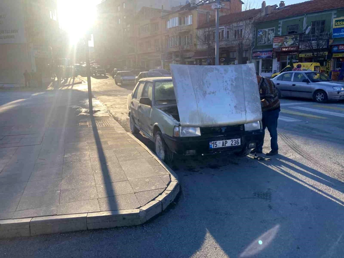 Burdur’da Kırmızı Işıkta Bekleyen Otomobilde Patlama