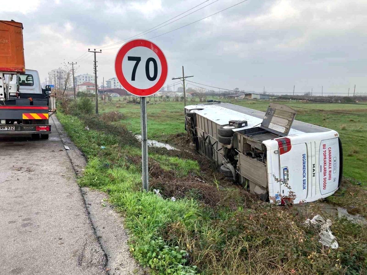 Çanakkale’de İÇDAŞ çalışanlarını taşıyan otobüs şarampole yuvarlandı