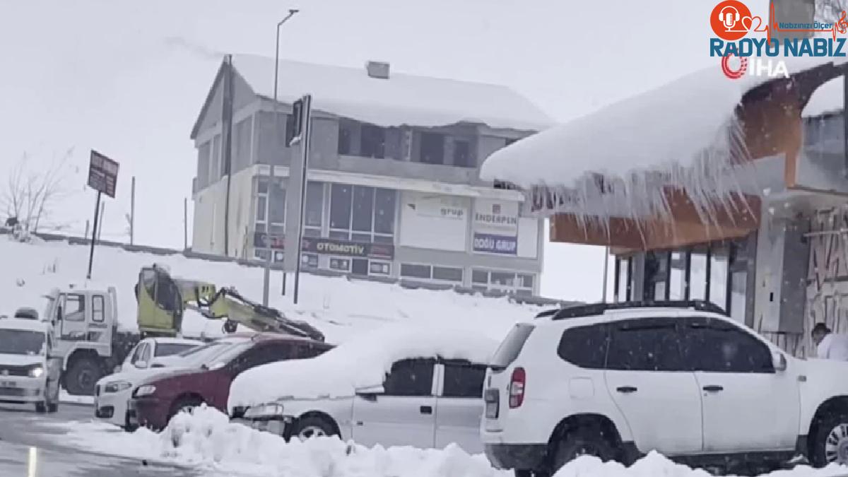 Çatılardaki buz sarkıtları ve kar birikintisi tehlike saçıyor