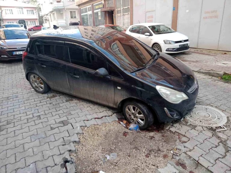 Çorlu’da Çukura Düşen Otomobil Maddi Hasar Gördü