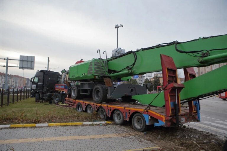 Çorum’da freni arızalanan tır refüje çıktı