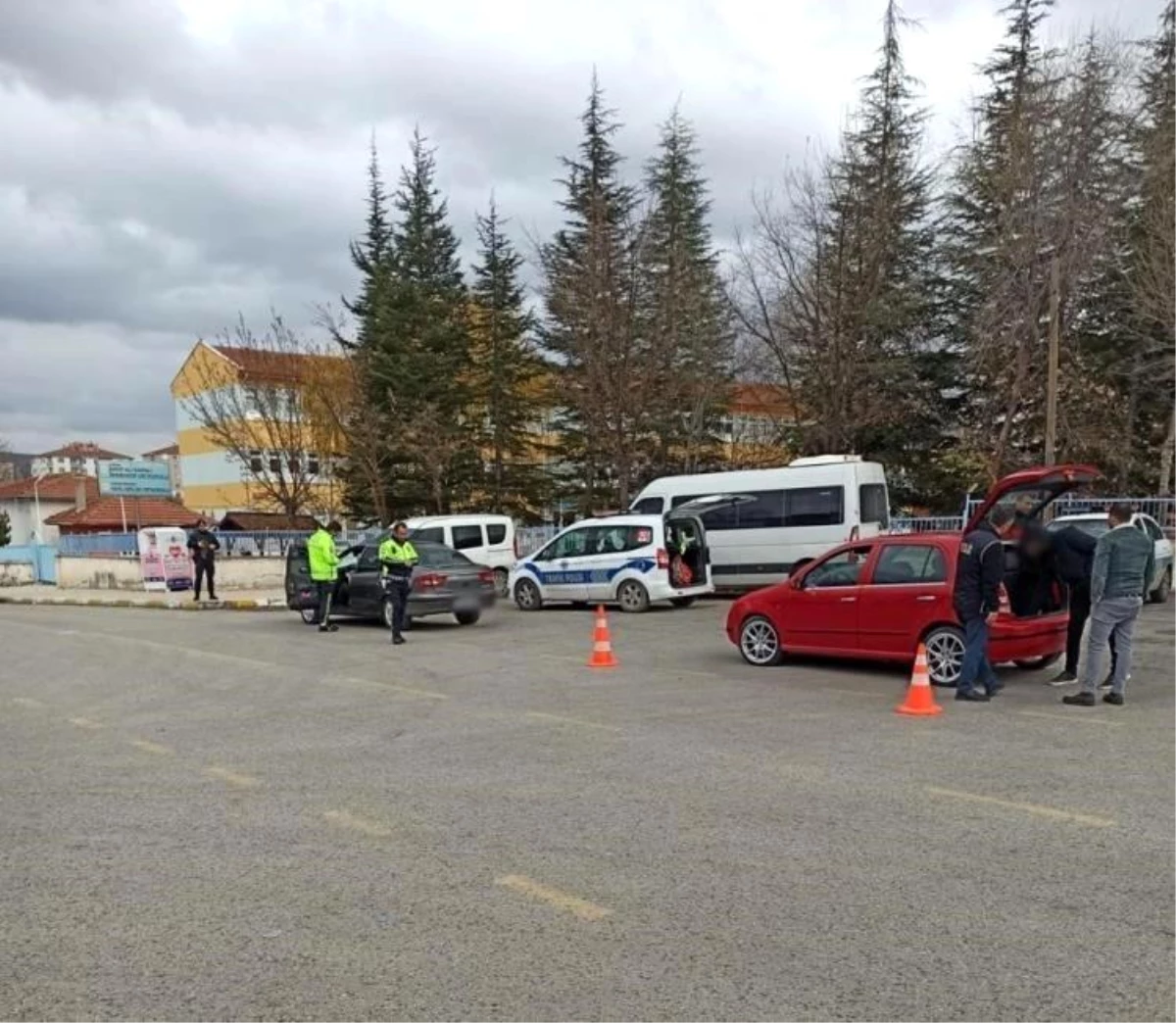 Çorum’da yapılan şok uygulamalarda silah ve uyuşturucu ele geçirildi