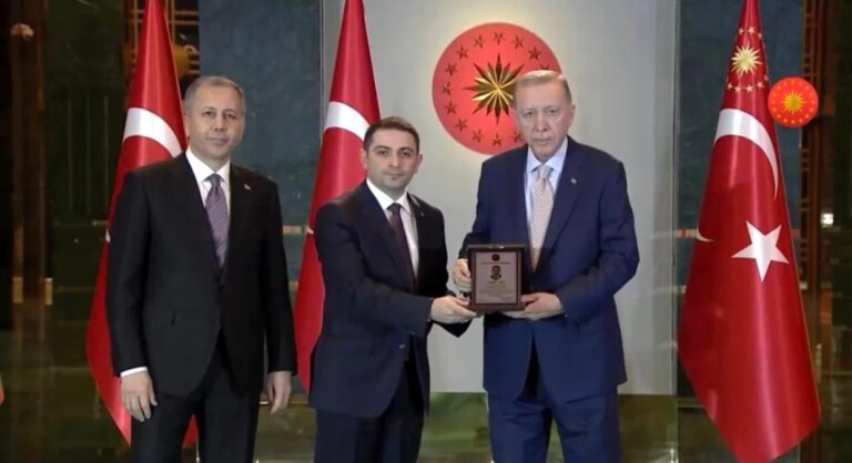 Cumhurbaşkanı Recep Tayyip Erdoğan, Aziziye Kaymakamı Muhammet Tugay’a ödülünü verdi