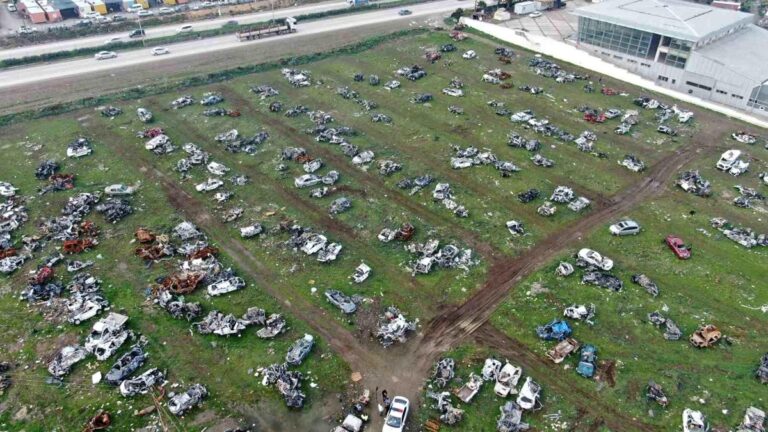 Depremin Vurduğu Hatay’da Enkazdan Çıkarılan Araçların Teslimatı Devam Ediyor