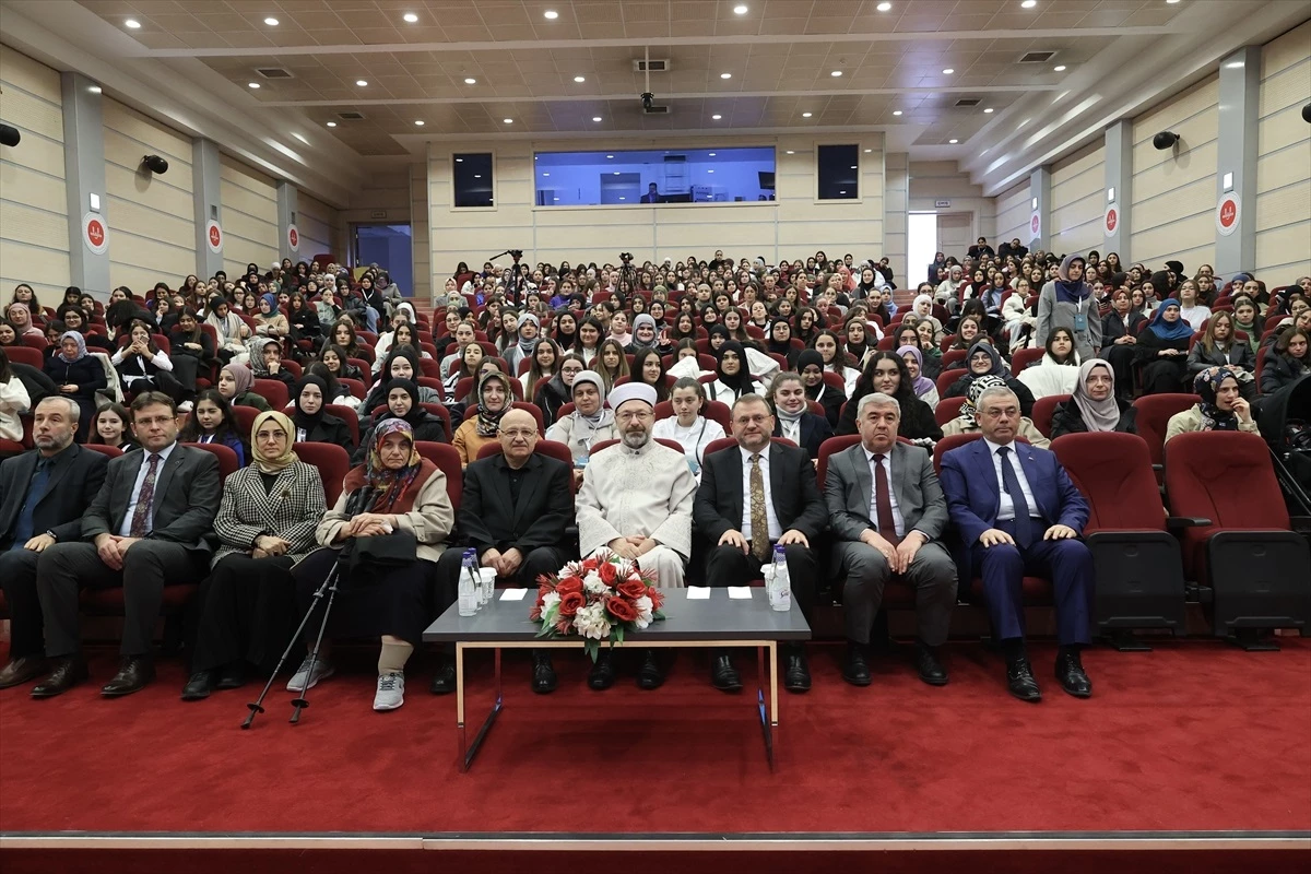 Diyanet İşleri Başkanı Ali Erbaş, Değerler Eğitimi Programı’nda gençlerle bir araya geldi