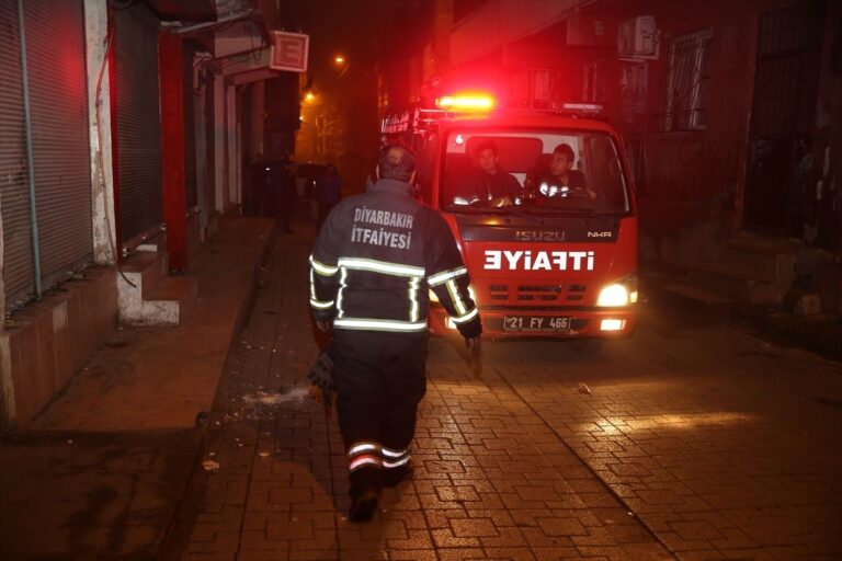 Diyarbakır’da çıkan yangında anne ve 4 çocuğu dumandan etkilendi