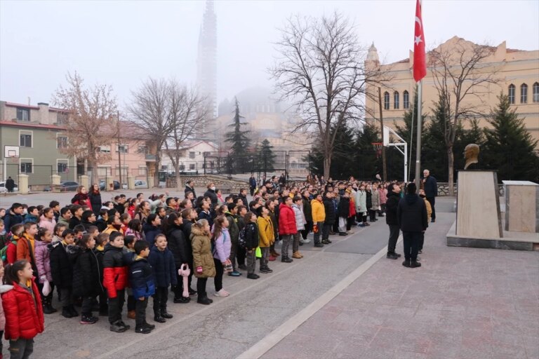 Edirne, Kırklareli ve Tekirdağ’daki okullarda şehitler için hürmet duruşu yapıldı