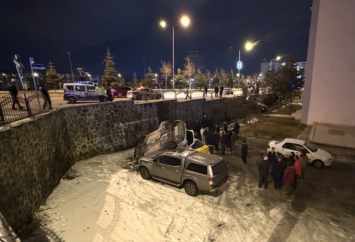 Erzurum’da Otomobiller Kaza Yaptı, Sürücüler Yaralandı