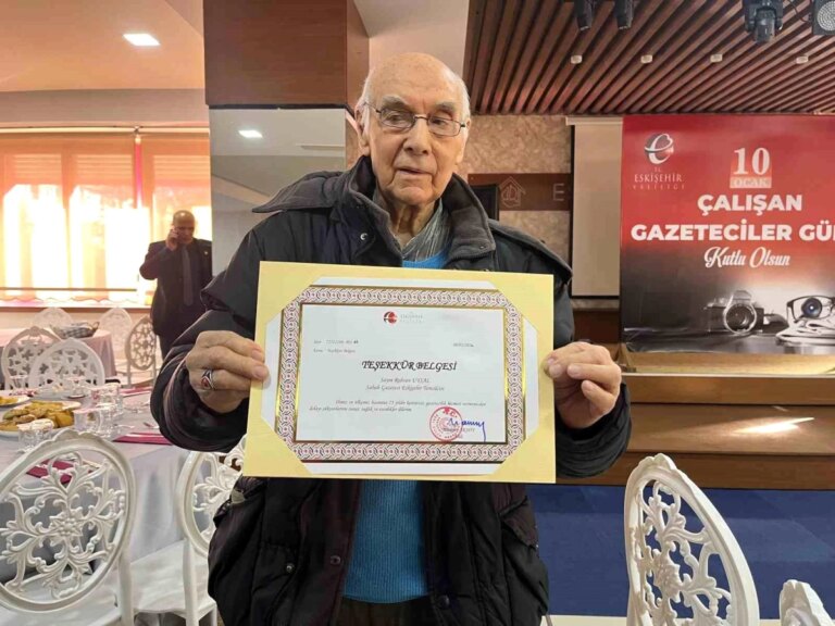 Eskişehir Valisi Hüseyin Aksoy, 72 Yıldır Gazetecilik Yapan Rıdvan Uysal’a Teşekkür Evrakı Verdi