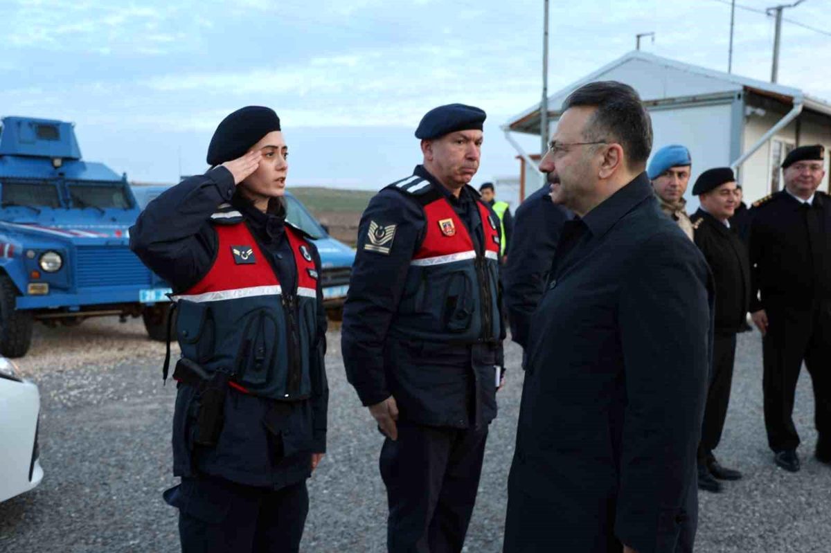 Eskişehir Valisi Hüseyin Aksoy, Görev Yapan Güvenlik ve Sağlık Çalışanlarını Ziyaret Etti