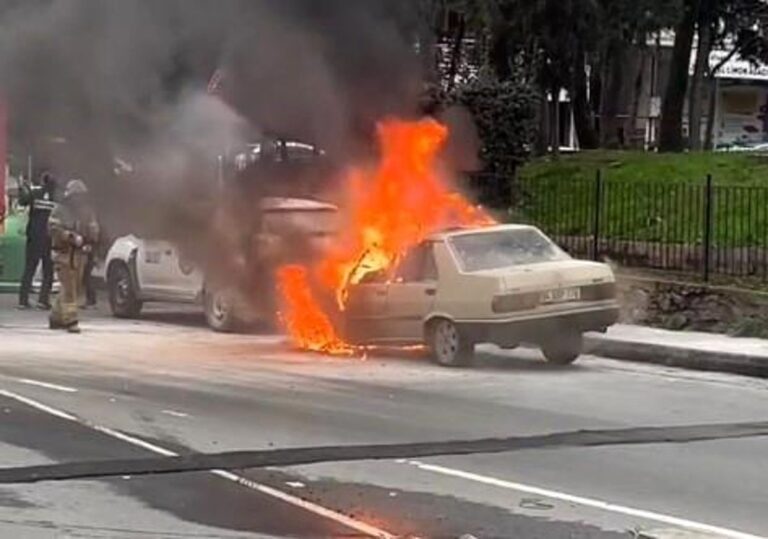 Eyüpsultan’da Park Halindeki Otomobilde Yangın Çıktı