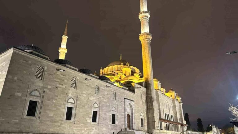 Fatih Camii’nde Slogan Atan Zanlı İmamı ve Vatandaşı Bıçakladı