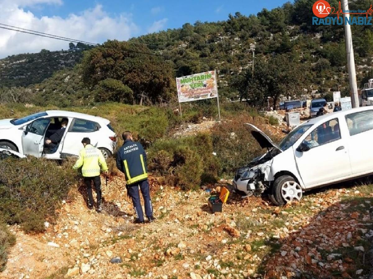 Finike’de Araba Çarpışması: 3 Kişi Yaralandı