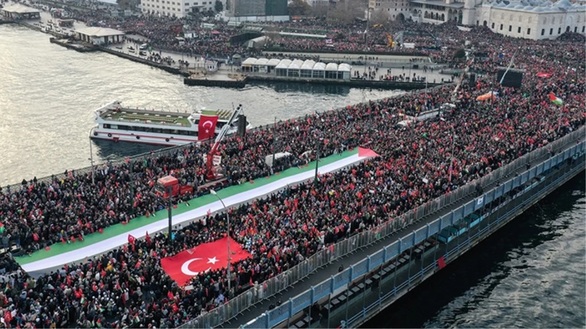 Galata Köprüsü’ndeki tarihi yürüyüş dünya basınının gündeminde