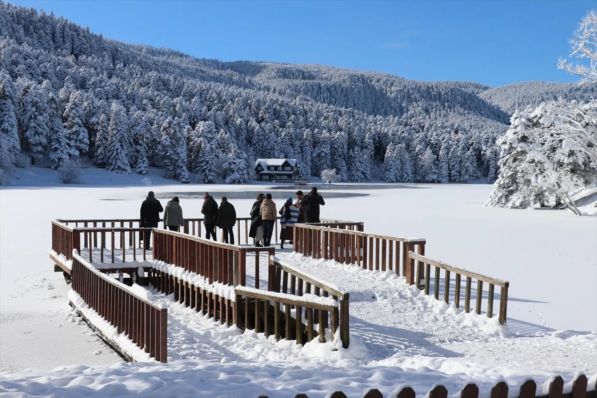 Gölcük Tabiat Parkı’ndaki Göl Buzla Kaplandı