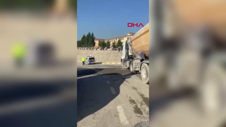 Hafriyat kamyonundaki beton park halindeki araçların üzerine döküldü