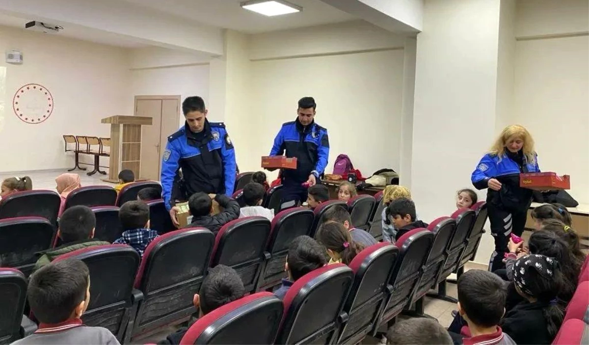 Hakkari İl Emniyet Müdürlüğü Öğrencilere Polislik Mesleği Tanıttı