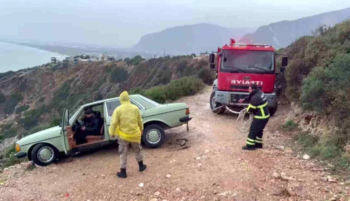 Hatay’da Kaygan Yoldan Kurtarılan Aracı İtfaiye Grupları Kurtardı