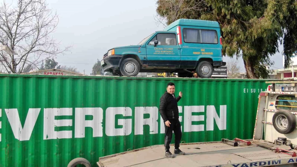 Hatay’da kullanılmayan araç konteyner iş yerinin üzerine koyuldu