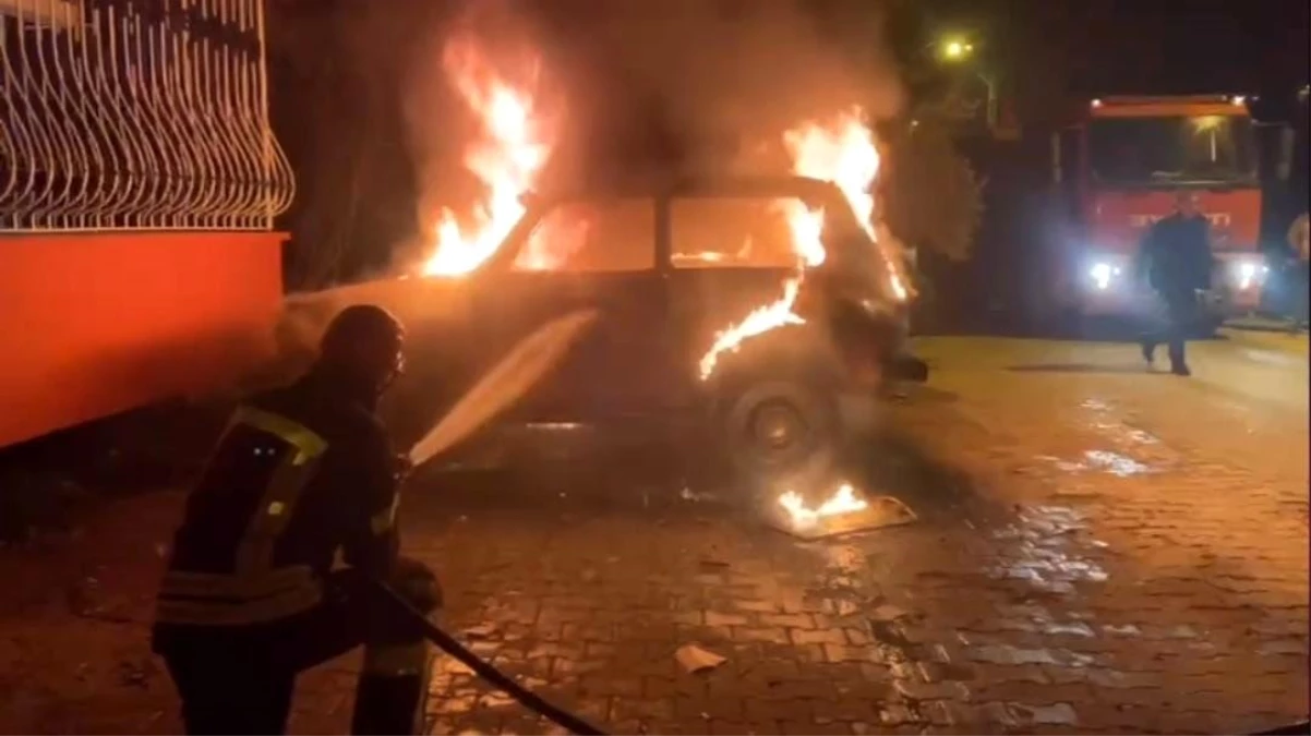 Hatay’da park halindeki otomobil yanarak kullanılamaz hale geldi