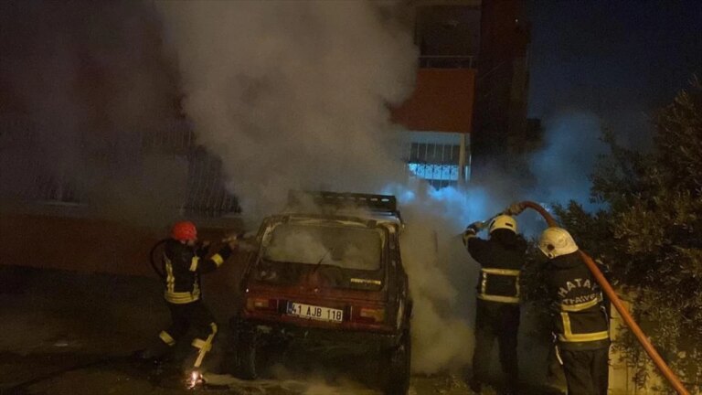 Hatay’da Park Halindeki Otomobilde Yangın Çıktı