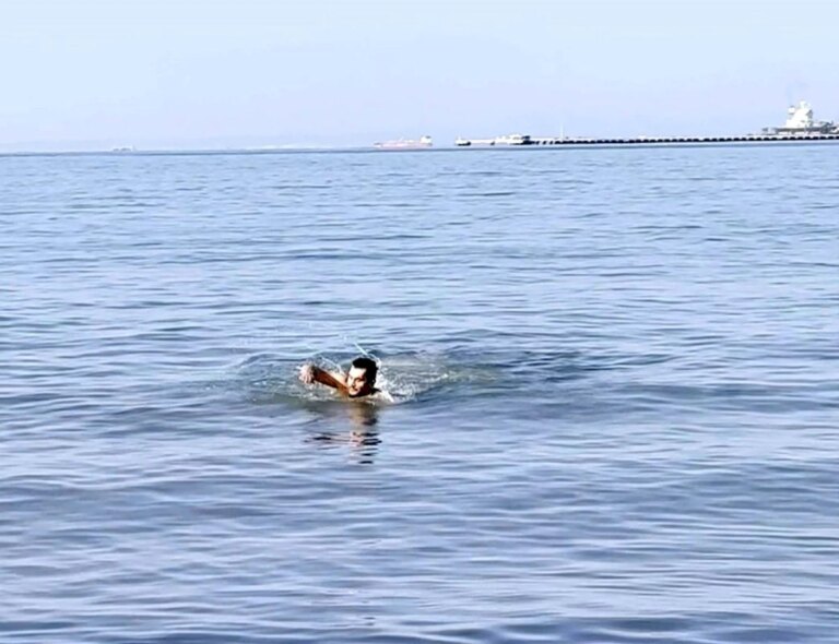 Hatay’da Yağışlı Havaya Karşın Deniz Keyfi